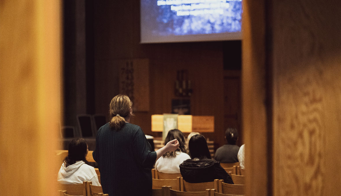 Till Hammarby­kyrkans persisk­talande böne­grupp brukar det komma mellan 10–60 personer. Av dessa är runt 20 papperslösa.