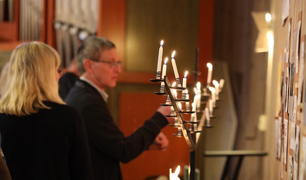 Efter attentatet blev alla tända ljus ett tecken på att ljuset lyser i mörkret.