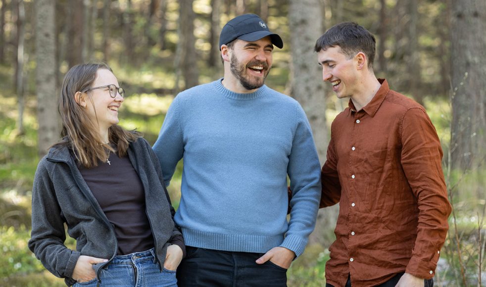 Maria, Jacob och Samuel har bott och jobbat på gården under året som gått. De hoppas att sommarkommuniteten framöver ska kunna pågå året runt.