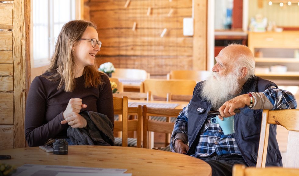 Många av volontär­arbetarna har länge bett om att gården ska vara en missionsstation. Kommuniteten är ett konkret bönesvar! Här sitter Maria med volontären Bjarne Persson.