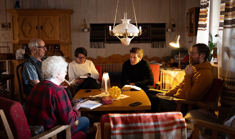 EFS i Hara tog ett steg tillbaka, sålde missionshuset och började ses i hemmen. Hos David och Signe Dovrén i Orrviken läser de Bibeln och ber tillsammans.