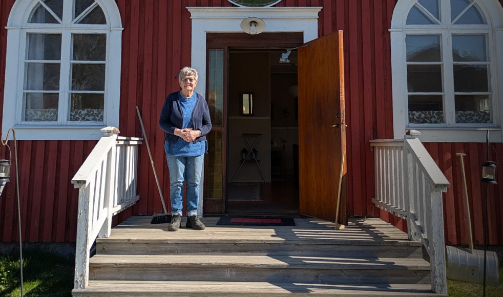 Inger Abrahamsson på trappan till bönhuset i Lillpite.