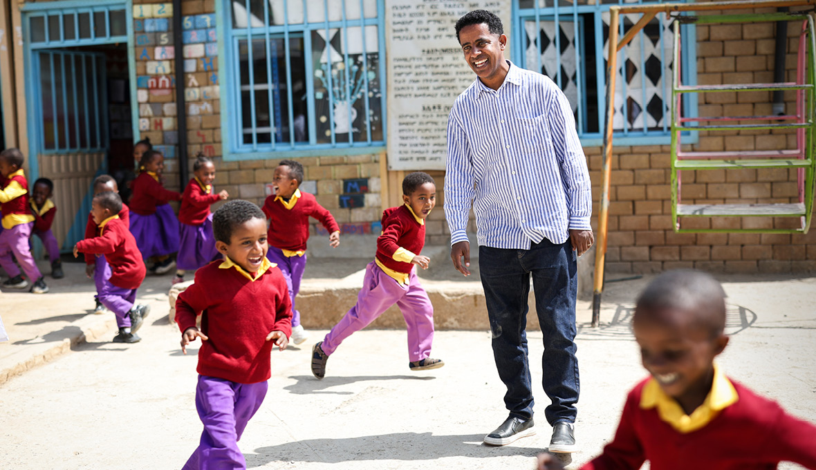 »Hur ska någon som är hungrig kunna lyssna till Guds ord?« HCE:s förskola ger utbildning och skollunch till barn som växer upp i ekonomisk utsatthet.