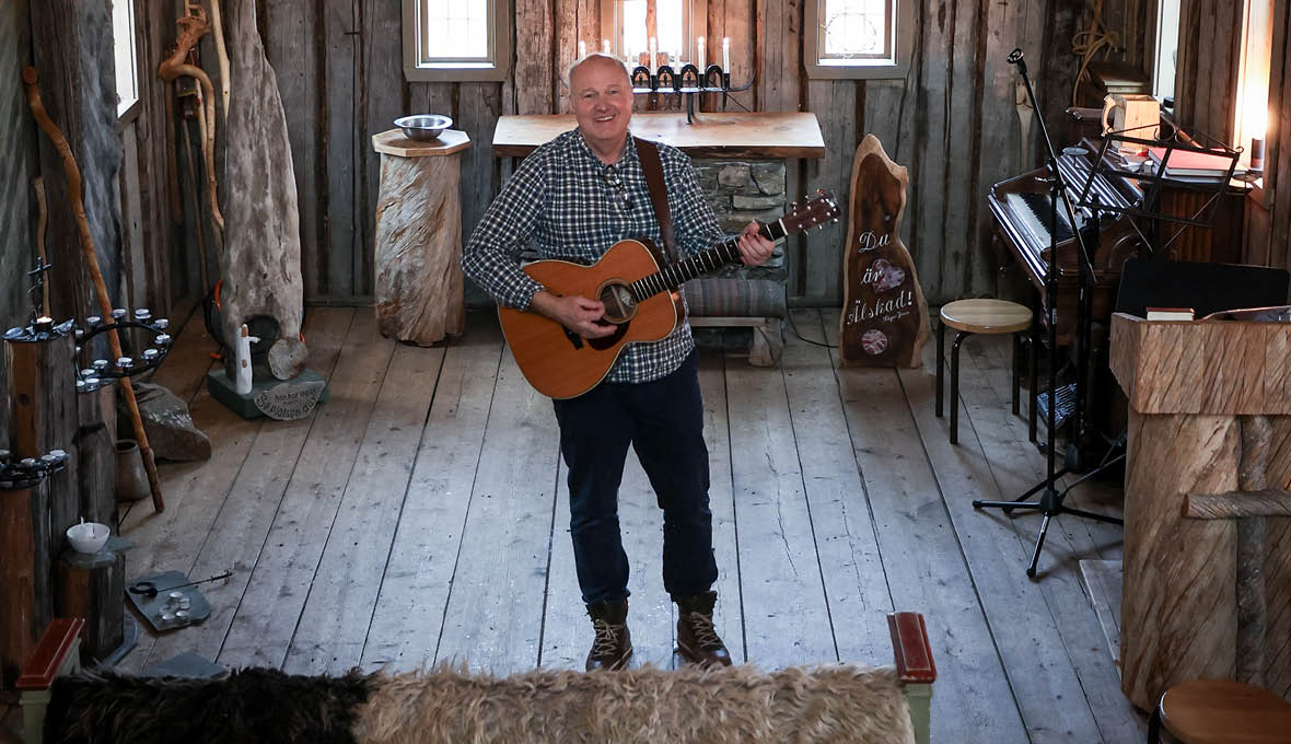 Micke är aktuell med ett psalmförslag till den nya psalmboken och två LP-skivor: »Men det finns också en fantastisk frihet i att sitta och skapa bara för skapandets skull.«