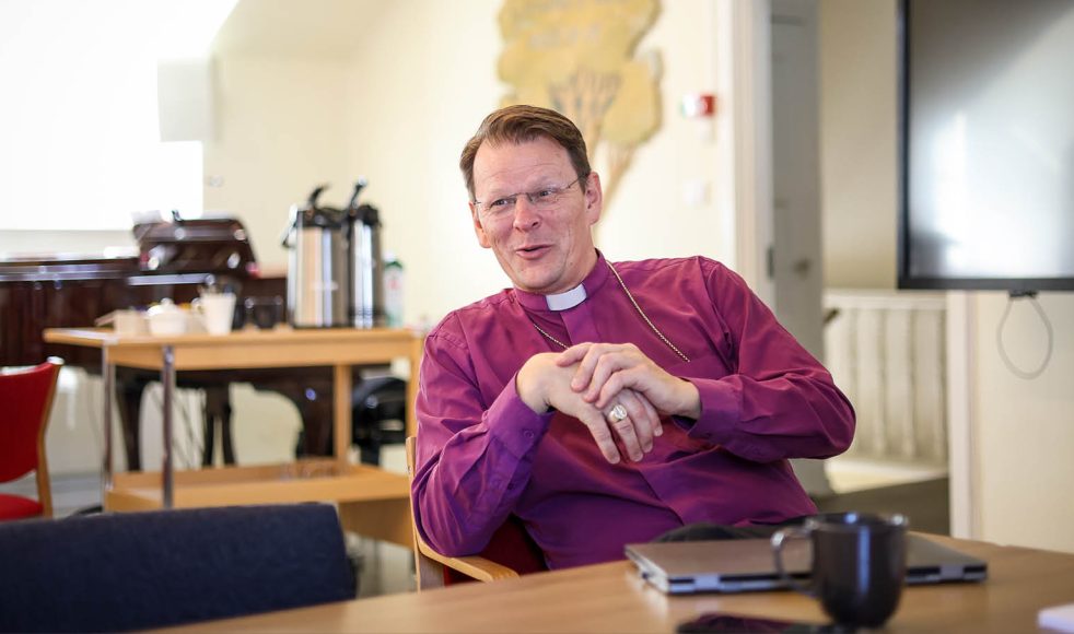 Biskop Erik ser en tillströmning av unga till kyrkan och tror det delvis kan förklaras av det politiska världsläget.