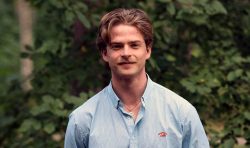 Än hänger det kors i irakiska backspeglar