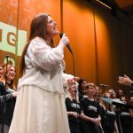 A Singing Generation avslutades med en konsert där artisten Annika Wickihalder sjöng tillsammans med kören. Bild: Hanseric Orre