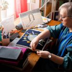 – Jag har inget förstånd att tänka på hur stort det är – andra gör kanske något litet bokmärke, säger Erika.