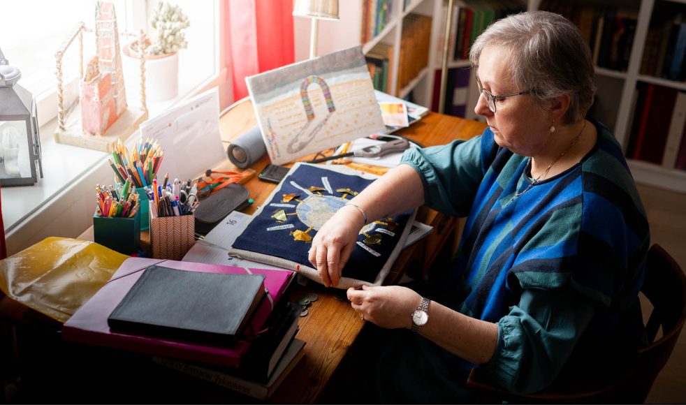 – Jag har inget förstånd att tänka på hur stort det är – andra gör kanske något litet bokmärke, säger Erika.