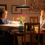 Vid sitt köksbord visar Erika Cyrillus Budbärarens Elin Sharew Svensson några av de 61 verken som utgör utställningen om Jona bok.