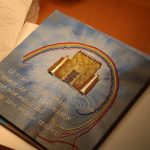 Jona 2:8 broderade Erika på ett batik­färgat tyg, med Salomos tempel och en regnbåge i pärlor. Texten tog tre veckor att sy, medan pärl­broderiet tog tre dagar.