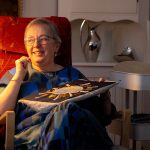 Erika har gått några korta helgkurser, men är mestadels självlärd i sitt hantverk. Broderiets två tekniker, räknestygn och fria stygn, blandar Erika friskt.