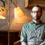 Samtalsterapeuten Gabriel Eriksson träffar män med beroenden eller missbruk av porr och sex. Redan efter det första samtalet kan han märka att männen känns mer hoppfulla.