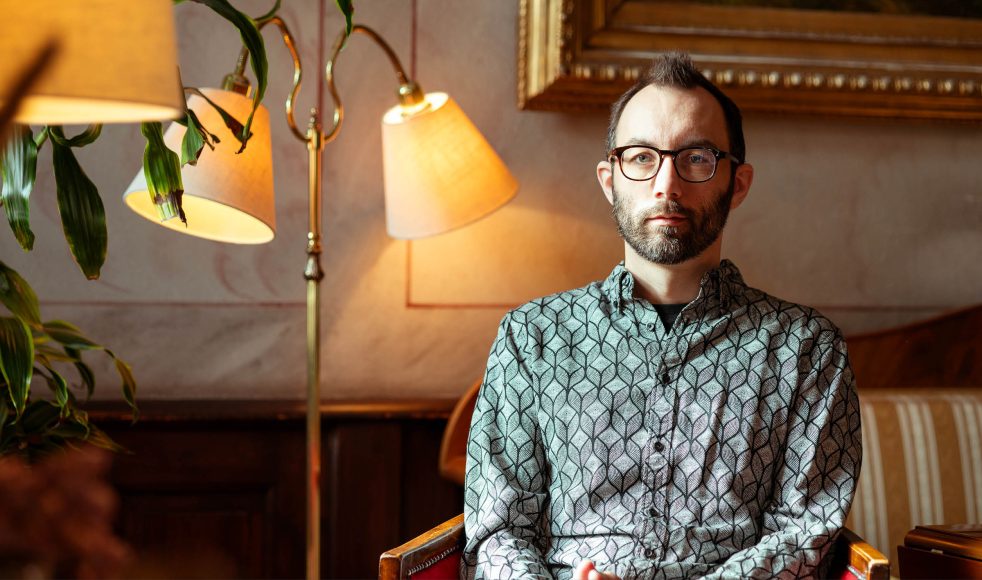 Samtalsterapeuten Gabriel Eriksson träffar män med beroenden eller missbruk av porr och sex. Redan efter det första samtalet kan han märka att männen känns mer hoppfulla.