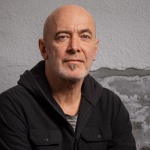 – Förutom att Paul är en fantastisk låtskrivare och musiker, så uppskattar jag verkligen hans ödmjukhet, hängivenhet och hans varma hjärta för Jesus, Guds rike och andra människor, säger Samuel Björling, ansvarig för musikproduktion inom EFS.