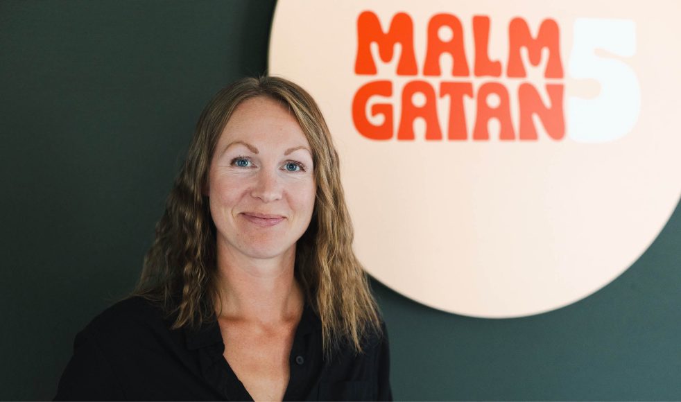 Lina arbetar som verksamhetschef på Storstrand Kursgård. På Malmgatan 5 är hon en av många som engagerat sig ideellt.