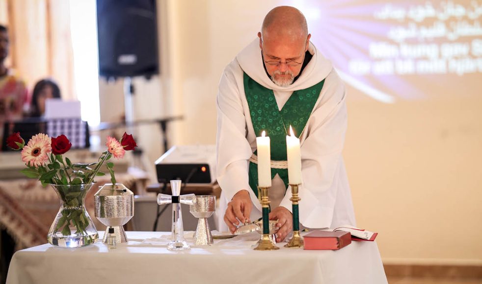 Det svåraste för Erik har varit att hantera olika behov i församlingen. Dessutom finns det en hotbild riktad mot vissa medlemmar.
