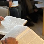 Efter gudstjänsten på söndagarna i Rörviks­kyrkan fortsätter ett upptäckande bibelsamtal under en timme för de som vill.