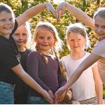 Lägret Föräldrafritt bjöd på härlig sommarvärme och många skratt. Dessa tjejer har precis spelat en volleybollmatch och är på väg in till kvällens andakt.