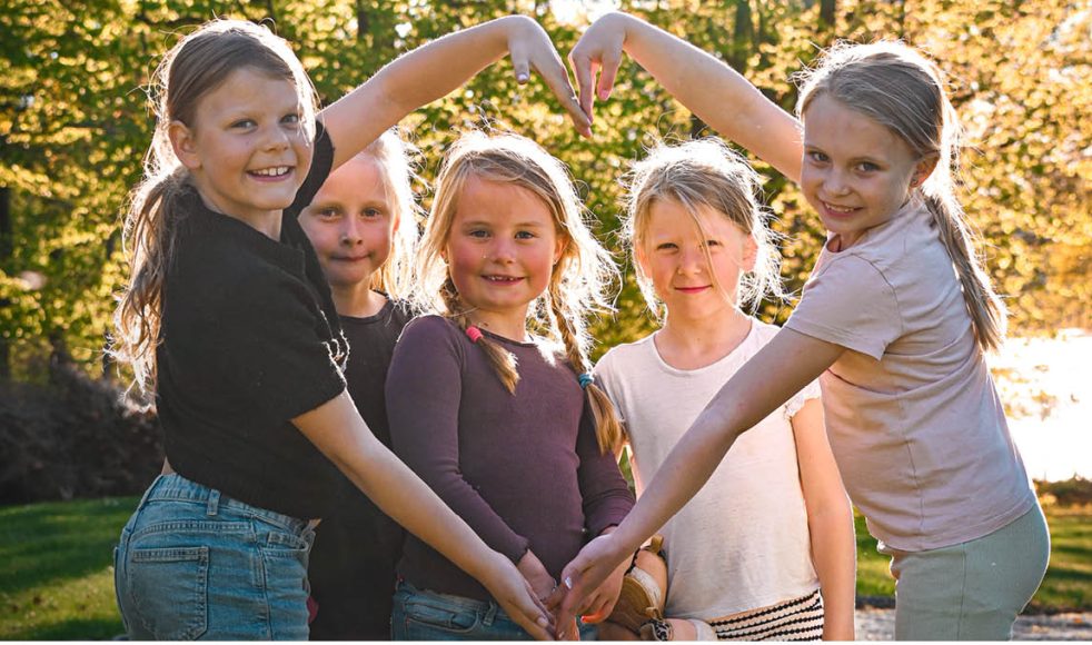 Lägret Föräldrafritt bjöd på härlig sommarvärme och många skratt. Dessa tjejer har precis spelat en volleybollmatch och är på väg in till kvällens andakt.