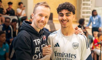 Fotboll som sprider kärlek