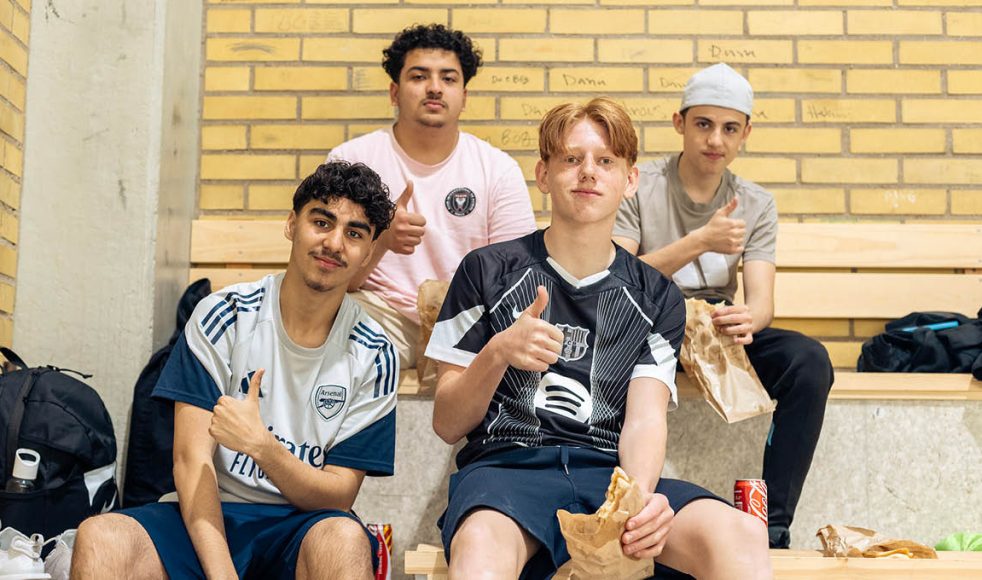 Yahia Fatta, Cem Elmas, Malek Nesajer och Elias Adler laddar upp med pizza inför sin nästa match.
