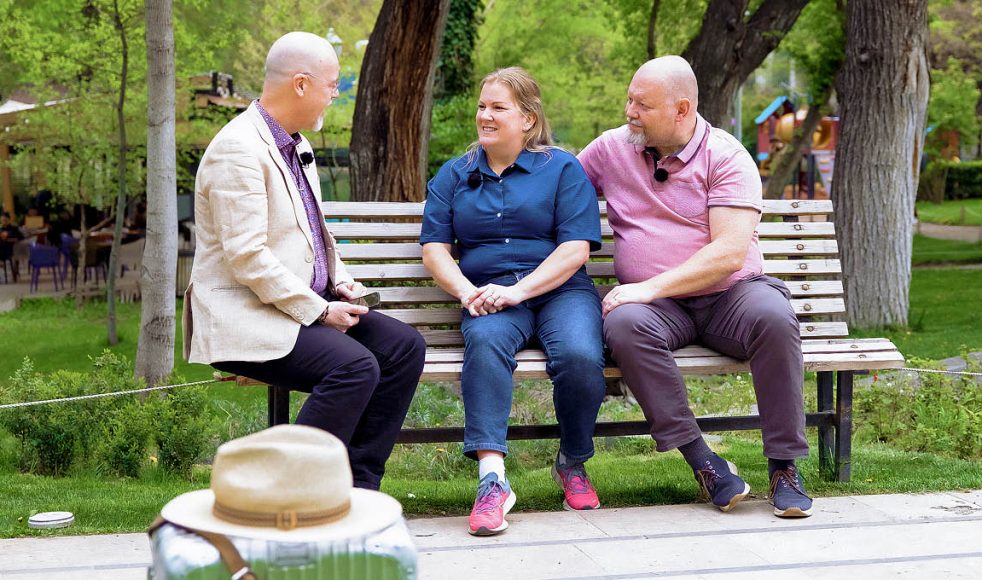 Erik Johansson tillsammans med missionärerna Anna-Klara och David Castor.