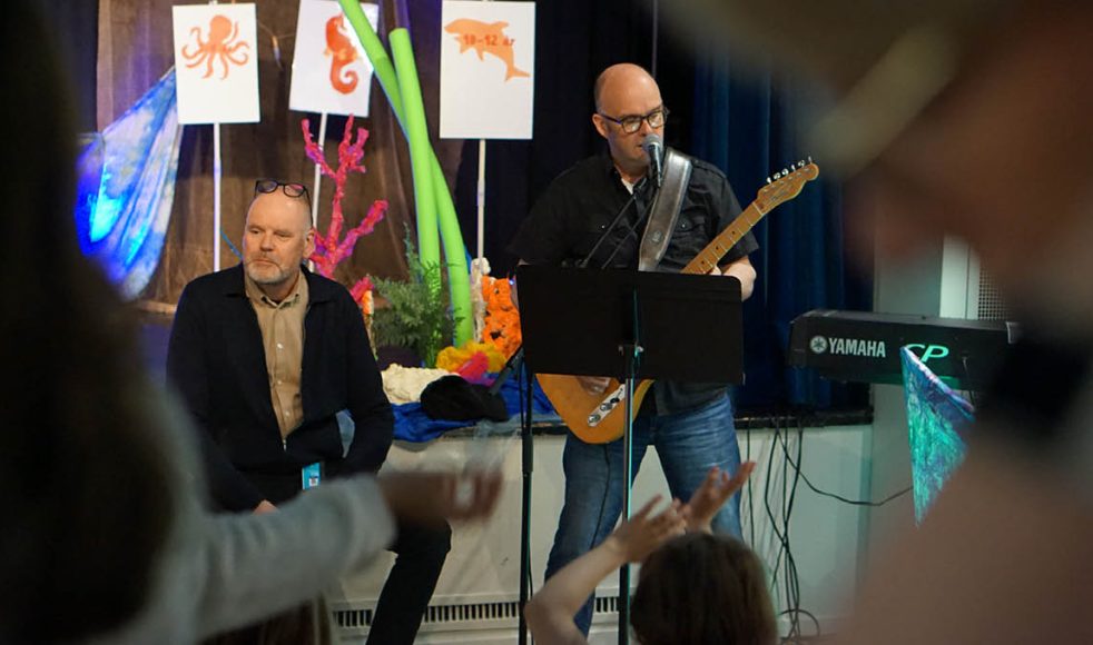 Husbandet ledde barnen i lovsång där både röster och rörelser fick användas.