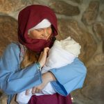 Självklart finns Maria och Jesusbarnet med i skådespelet som vill visa på den röda tråden genom Bibeln.