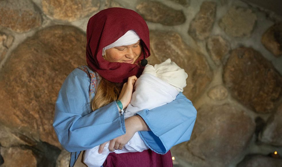Självklart finns Maria och Jesusbarnet med i skådespelet som vill visa på den röda tråden genom Bibeln.