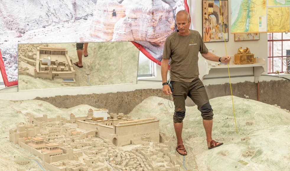 Många personer har hjälpt till att bygga den skalenliga modellen av Jerusalem år 33. Här berättar Magnus Lennartsson för besökarna om den.