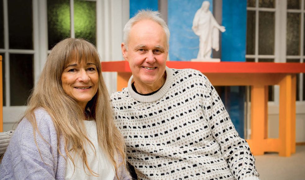 Shermine och Urban Nolander ser flera positiva effekter med att involvera unga ledare i konfirmandarbetet.